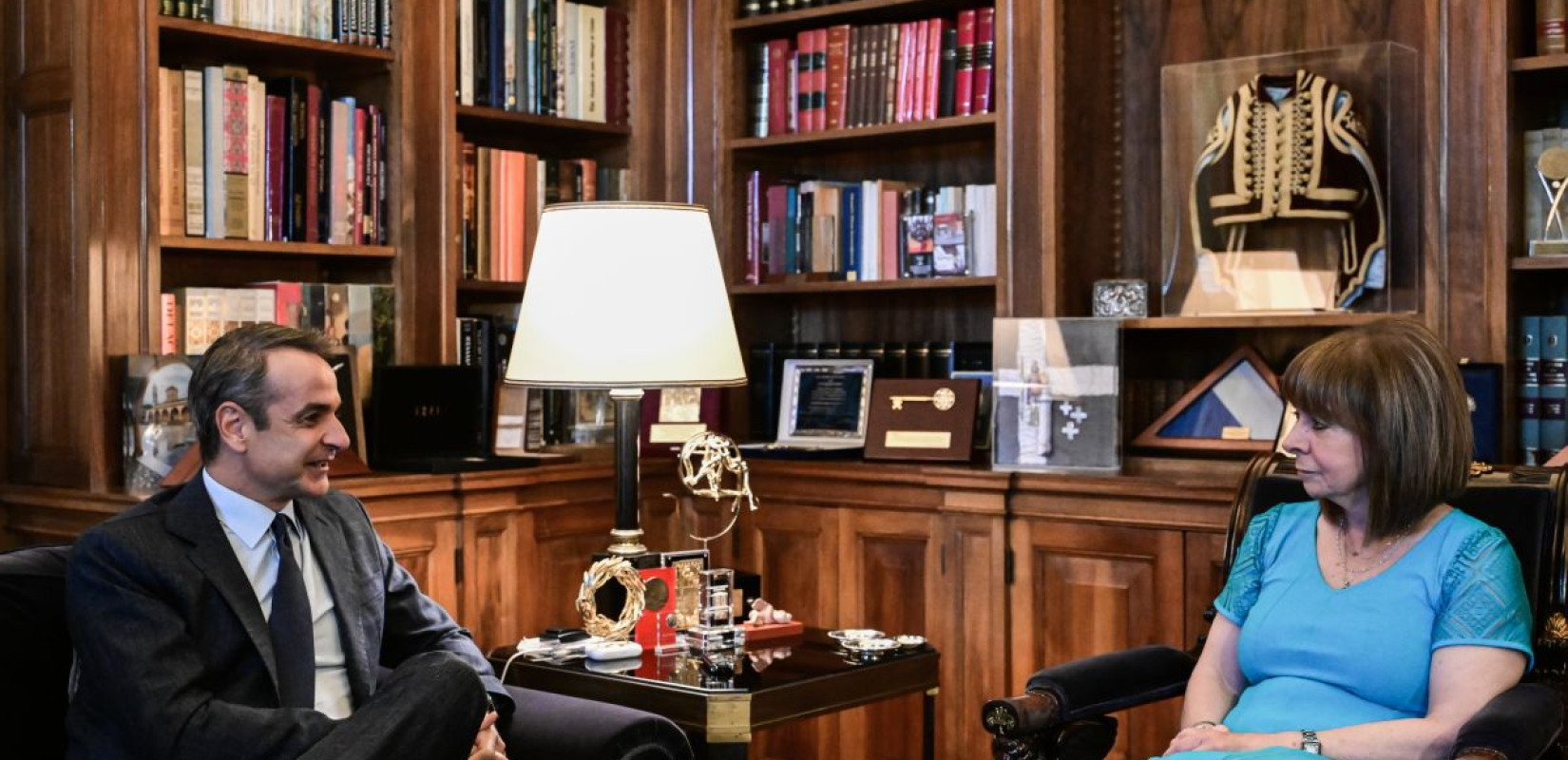 Στις 12:00 η συνάντηση Μητσοτάκη - Σακελλαροπούλου: Κλείνει εκκρεμότητες πριν από τις διακοπές η κυβέρνηση Στις 12:00 η συνάντηση Μητσοτάκη - Σακελλαροπούλου: Κλείνει εκκρεμότητες πριν από τις διακοπές η κυβέρνηση