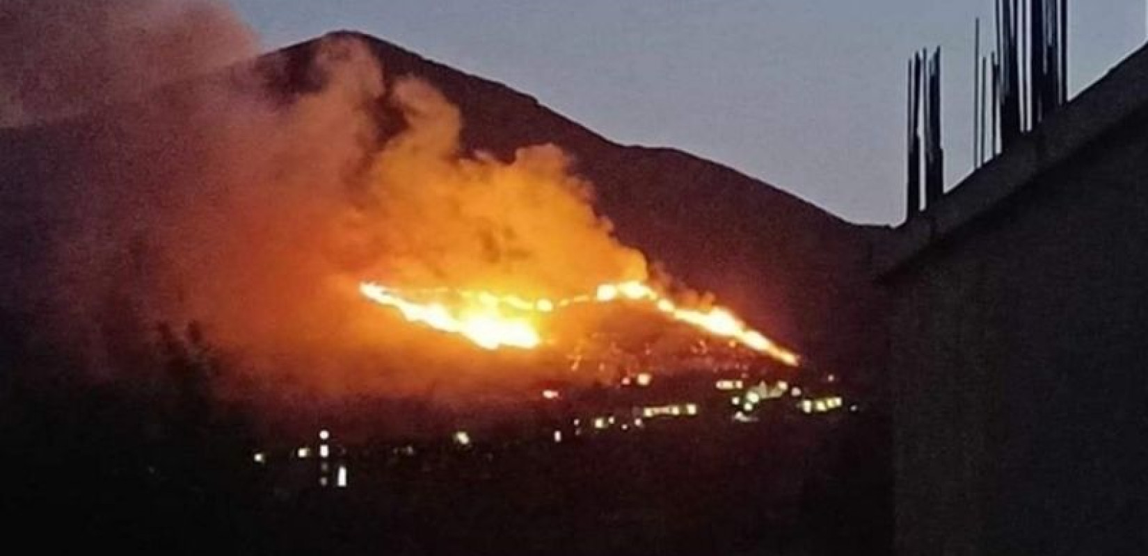 Ζάκυνθος: Άλλαξε πορεία η φωτιά λόγω των ισχυρών ανέμων - Κατευθύνεται στο χωριό Κερί