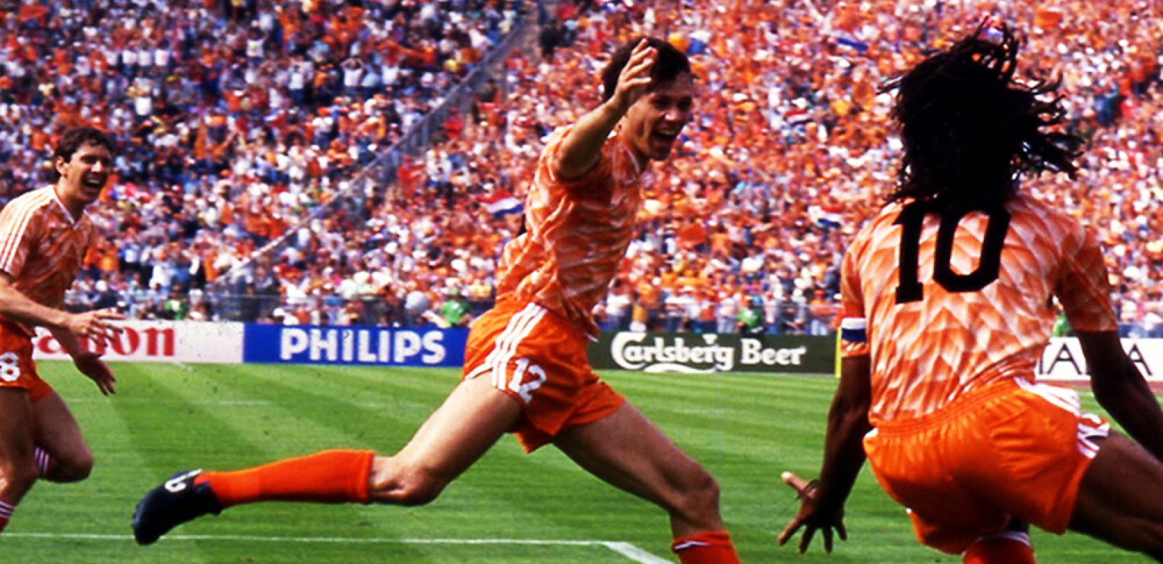 EURO 1988: Το απίθανο γκολ του Φαν Μπάστεν και ο ολλανδικός θρίαμβος στο Μόναχο (βίντεο) EURO 1988: Το απίθανο γκολ του Φαν Μπάστεν και ο ολλανδικός θρίαμβος στο Μόναχο (βίντεο)