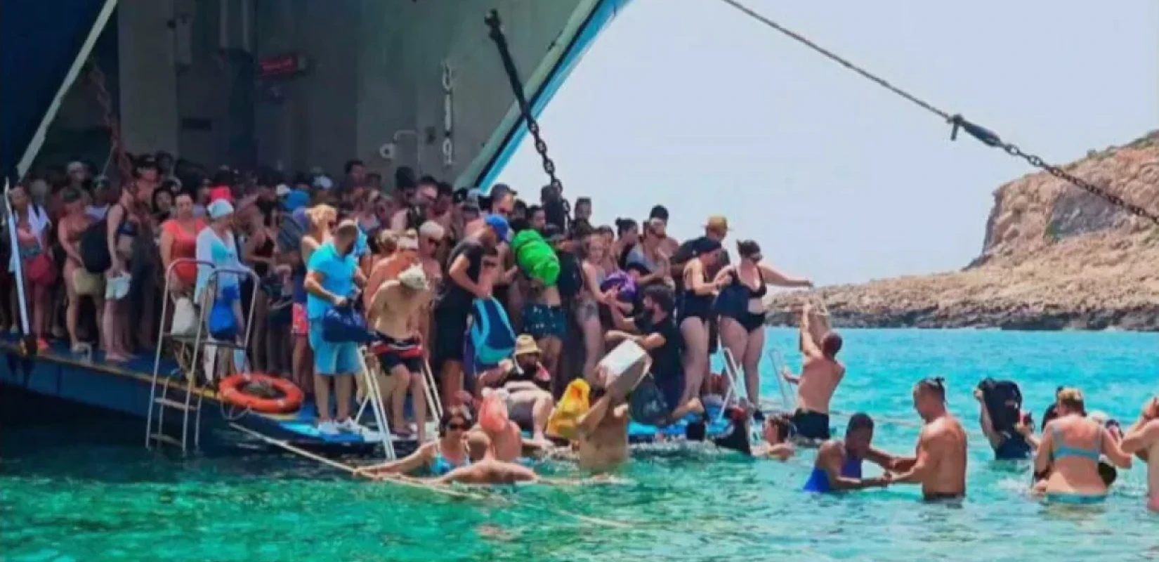 Επέστρεψε η πλωτή εξέδρα στην παραλία του Μπάλου μετά τις απίστευτες εικόνες τουριστών μέσα στη θάλασσα (βίντεο)