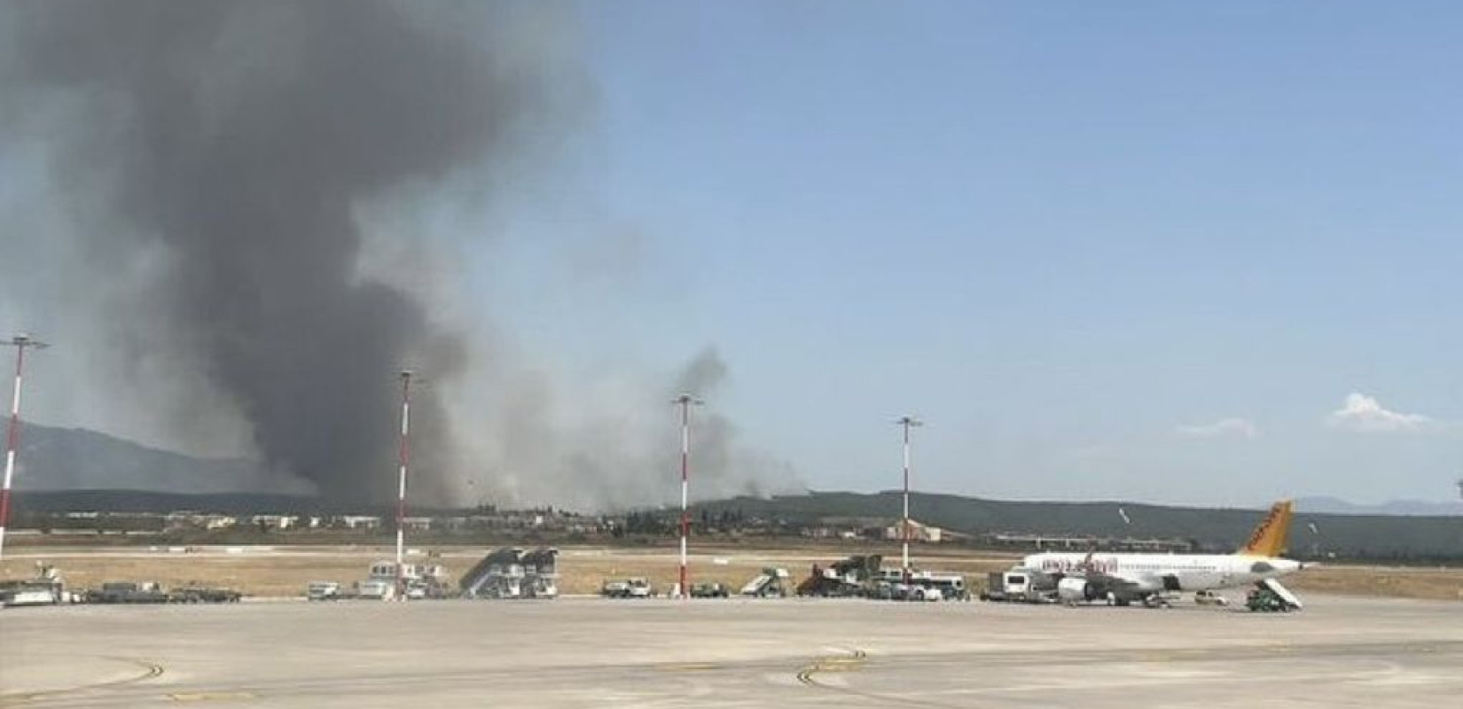 Έκλεισε προσωρινά το αεροδρόμιο Μεντερές στη Σμύρνη λόγω φωτιάς