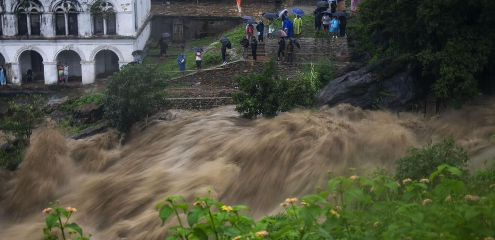 Νεπάλ: Πάνω από 60 αγνοούμενοι έπειτα από κατολίσθηση (βίντεο)