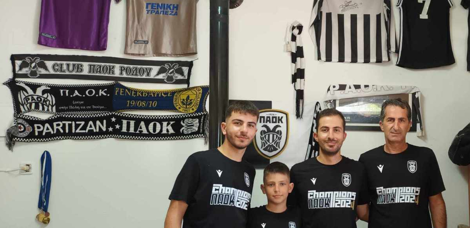 Στην ακριτική Τέλενδο μία οικογένεια ντύθηκε στα ασπρόμαυρα του ΠΑΟΚ και προσκαλεί τους πρωταθλητές Ελλάδας στο νησί (φωτ.)