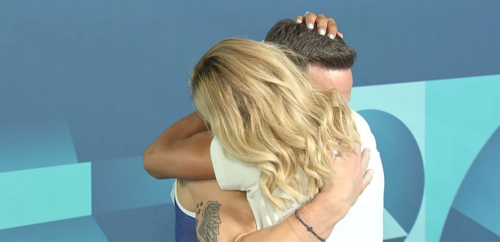 Επίθεση με πέτρες στο σπίτι του Πετρούνια και της Μιλλούση (βίντεο)