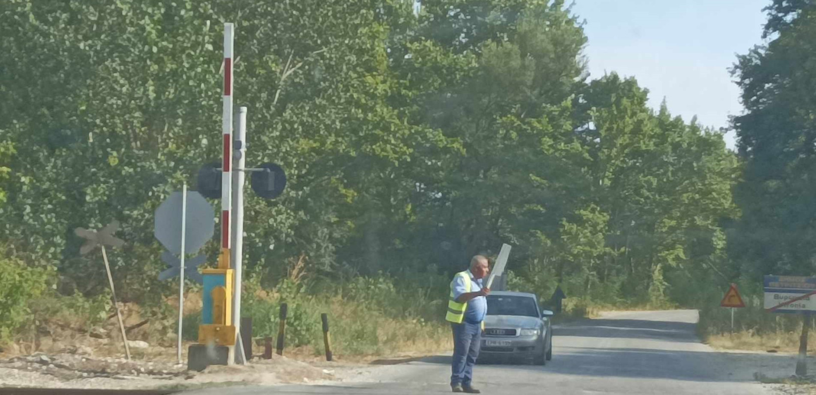Σέρρες: Ένας υπάλληλος αντικαθιστά το χαλασμένο φανάρι για τα τρένα (φωτ.)