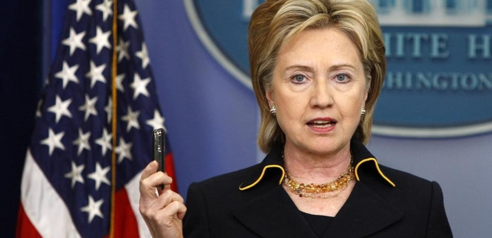 Υπόθεση Έπστιν: Η Χίλαρι Κλίντον κατηγορεί τον Τραμπ ότι «ενορχήστρωσε επιχείρηση συγκάλυψης»