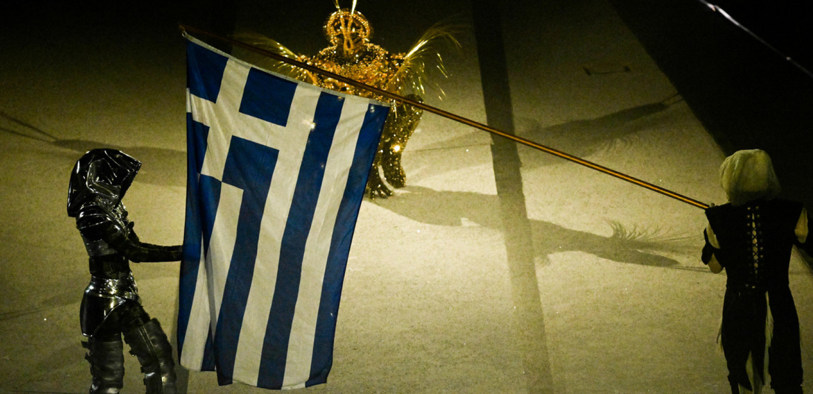 Ανατριχιαστική στιγμή: Η ελληνική σημαία και ο εθνικός ύμνος δίνουν το φως σε έναν δυστοπικό κόσμο χωρίς Ολυμπιακούς Αγώνες (βίντεο)