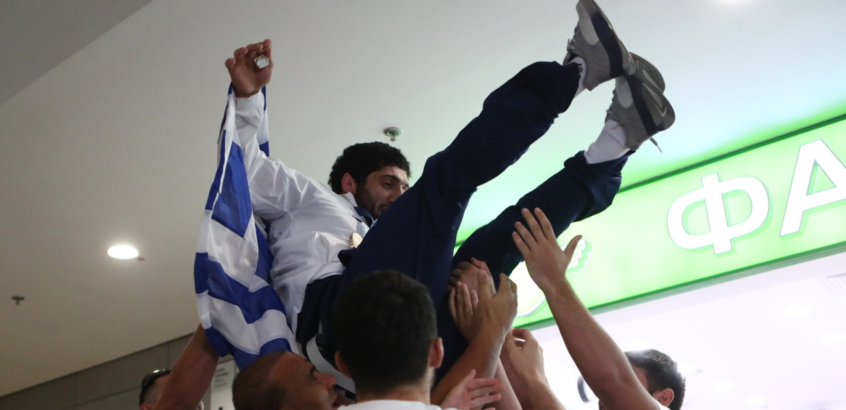 Ολυμπιακοί Αγώνες: Αποθεώθηκε ο Κουρουγκλίεφ κατά την άφιξή του, τον σήκωσαν στα χέρια φίλοι και συναθλητές του (φωτ.) Ολυμπιακοί Αγώνες: Αποθεώθηκε ο Κουρουγκλίεφ κατά την άφιξή του, τον σήκωσαν στα χέρια φίλοι και συναθλητές του (φωτ.)