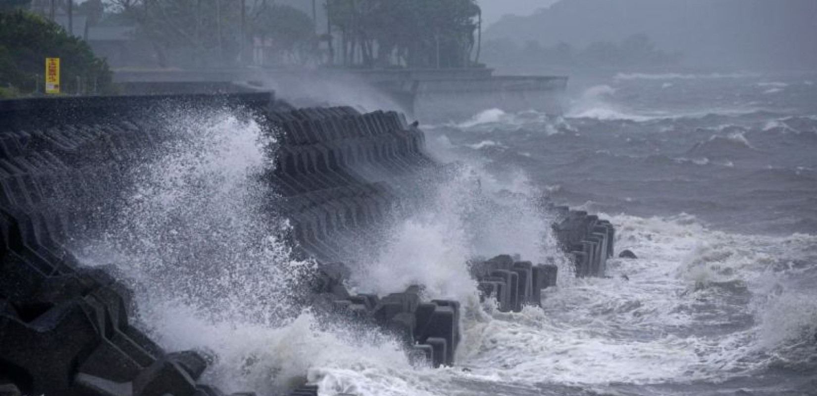 Ιαπωνία: Ο ισχυρότερος τυφώνας της χρονιάς, Σανσάν, χτύπησε τη νήσο Κιούσου - Τουλάχιστον τρεις νεκροί (βίντεο)
