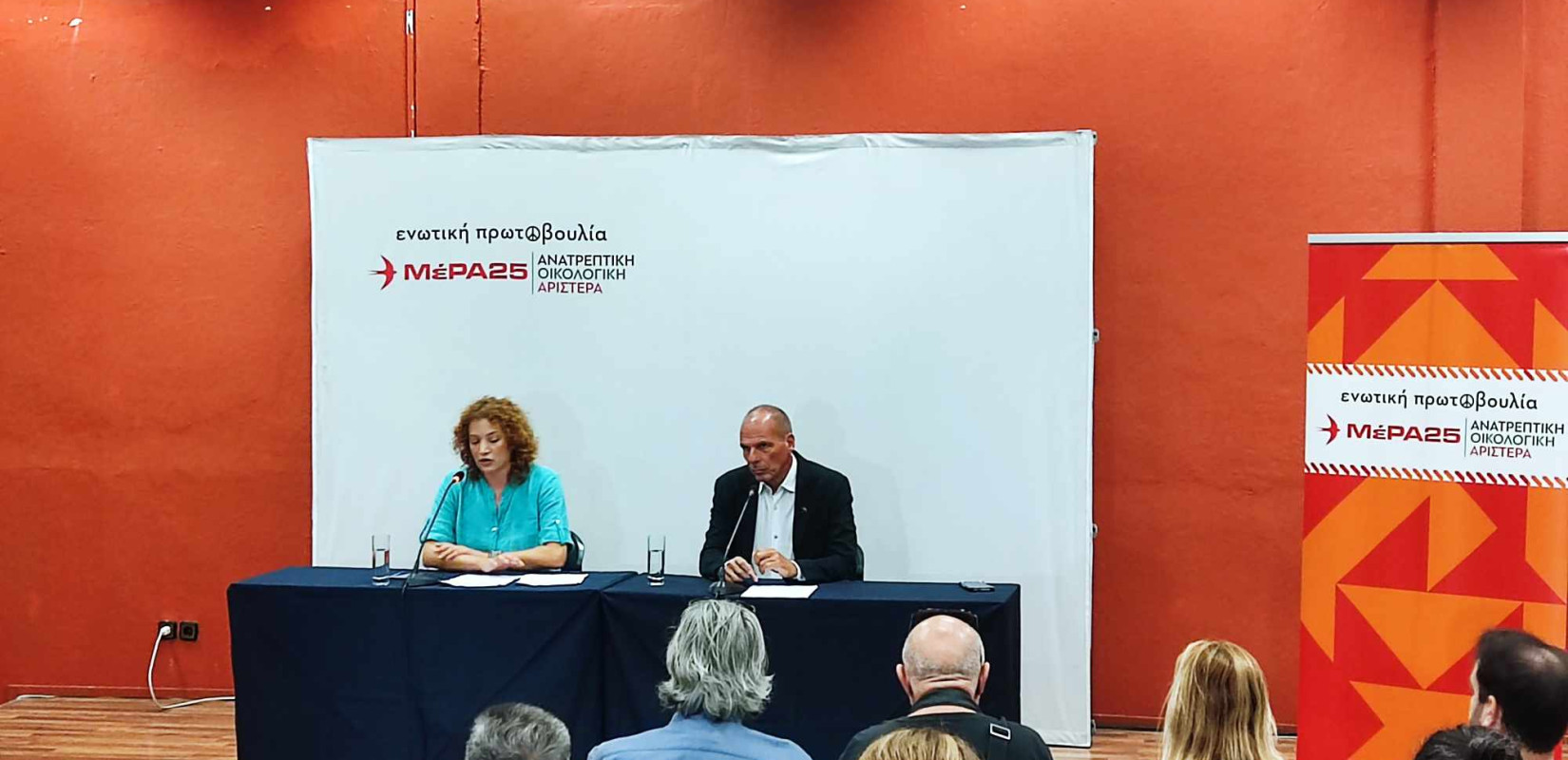 Βαρουφάκης: Είμαστε ακόμη εδώ γιατί μας σταματάει κόσμος στο δρόμο και μας ρωτάει αν υπάρχει ελπίδα