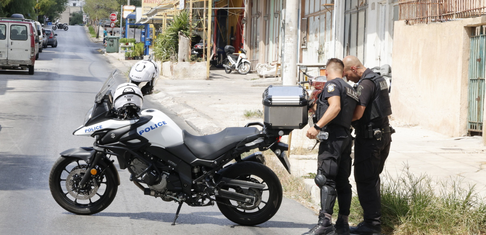 Κορωπί: 51χρονος τραυμάτισε 4 ανθρώπους με κατσαβίδι - Αστυνομικοί τον πυροβόλησαν προτού τον συλλάβουν Κορωπί: 51χρονος τραυμάτισε 4 ανθρώπους με κατσαβίδι - Αστυνομικοί τον πυροβόλησαν προτού τον συλλάβουν