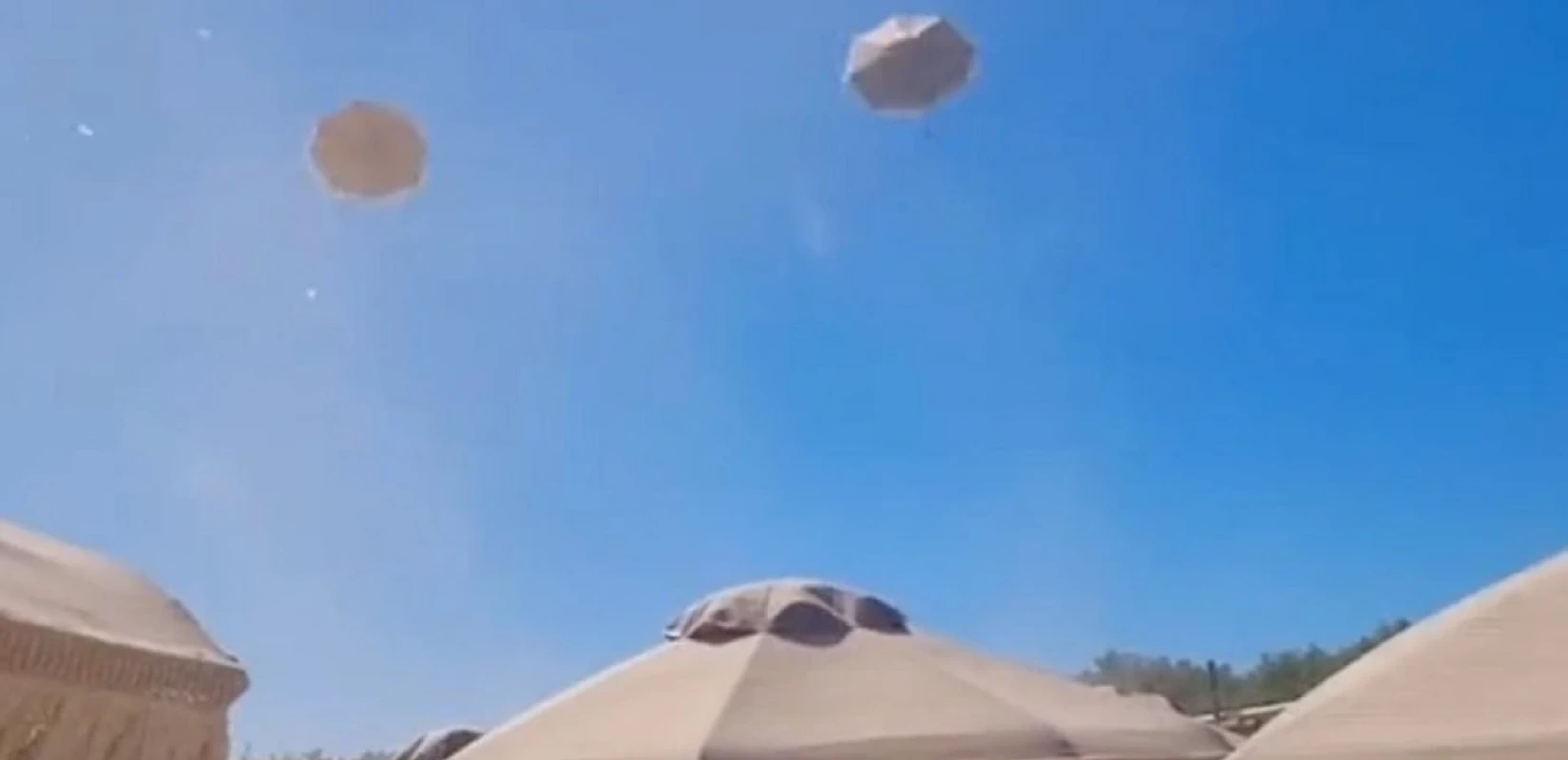 Χαλκιδική: Ανεμοστρόβιλος σήκωσε ομπρέλες σε beach bar - Δείτε βίντεο