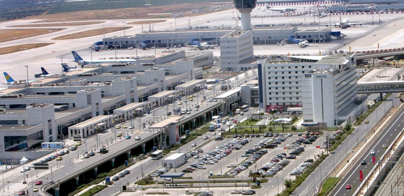 Μπλόκο σε μεγάλη παρτίδα κάνναβης στο «Ελευθέριος Βενιζέλος» - Κατασχέθηκαν 185 κιλά