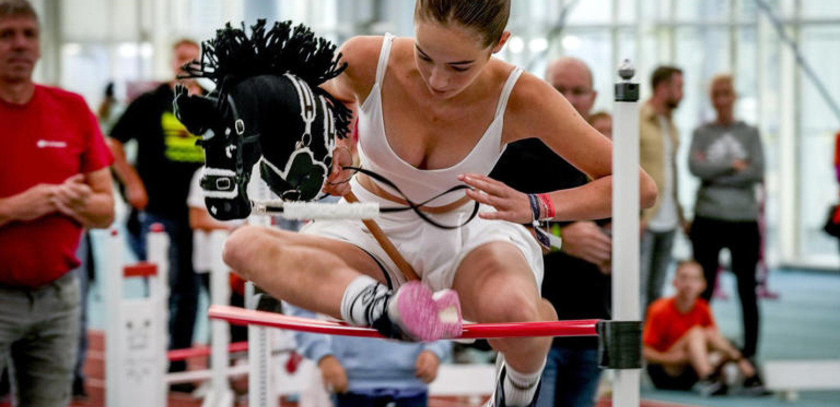 Aπίστευτο: Στη Γερμανία διοργάνωσαν για πρώτη φορά πρωτάθλημα ιππασίας χωρίς... άλογα (βίντεο)