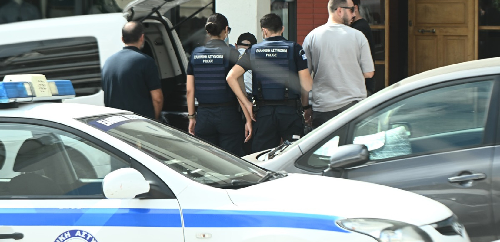 Νέα Σμύρνη: Τα πρώτα λόγια της αδερφής του 46χρονου που εντοπίστηκε νεκρός – «Δεν ξυπνάει, δεν αναπνέει» Νέα Σμύρνη: Τα πρώτα λόγια της αδερφής του 46χρονου που εντοπίστηκε νεκρός – «Δεν ξυπνάει, δεν αναπνέει»