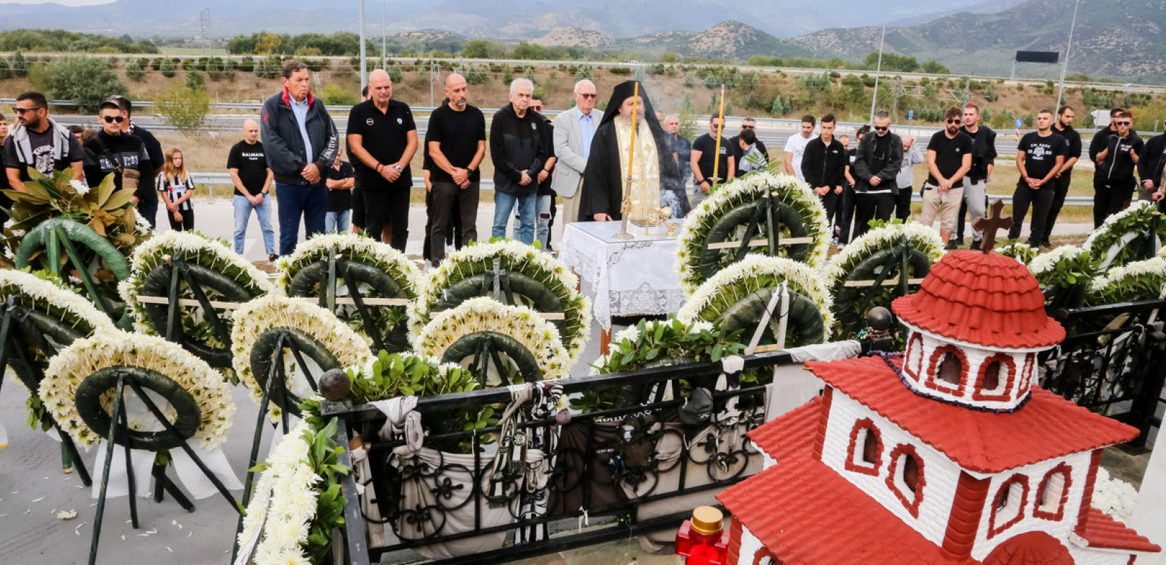 Η οικογένεια του ΠΑΟΚ τίμησε τη μνήμη των έξι αδικοχαμένων αετόπουλων στα Τέμπη (φωτ.)