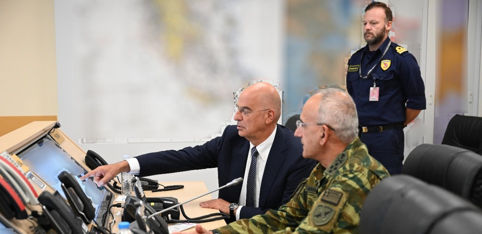 Δένδιας: Απομακρύνθηκαν με C-130 από το Λίβανο 22 Έλληνες και 38 Κύπριοι