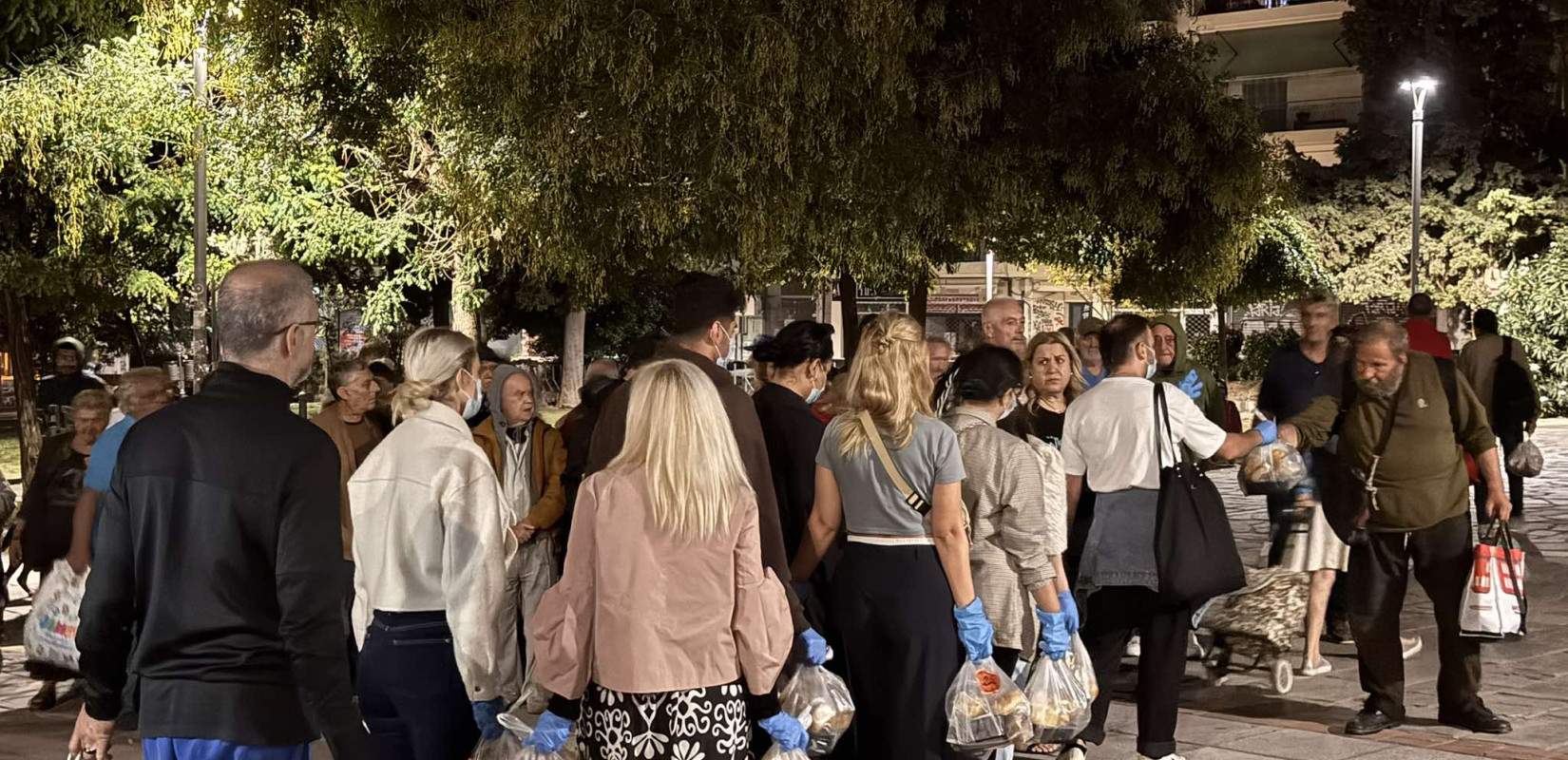 Θεσσαλονίκη: Συγγενείς του Ιωνά μοίρασαν φαγητό σε άστεγους στη μνήμη του - Συγκλονίζουν τα λόγια του ξαδέρφου του 26χρονου