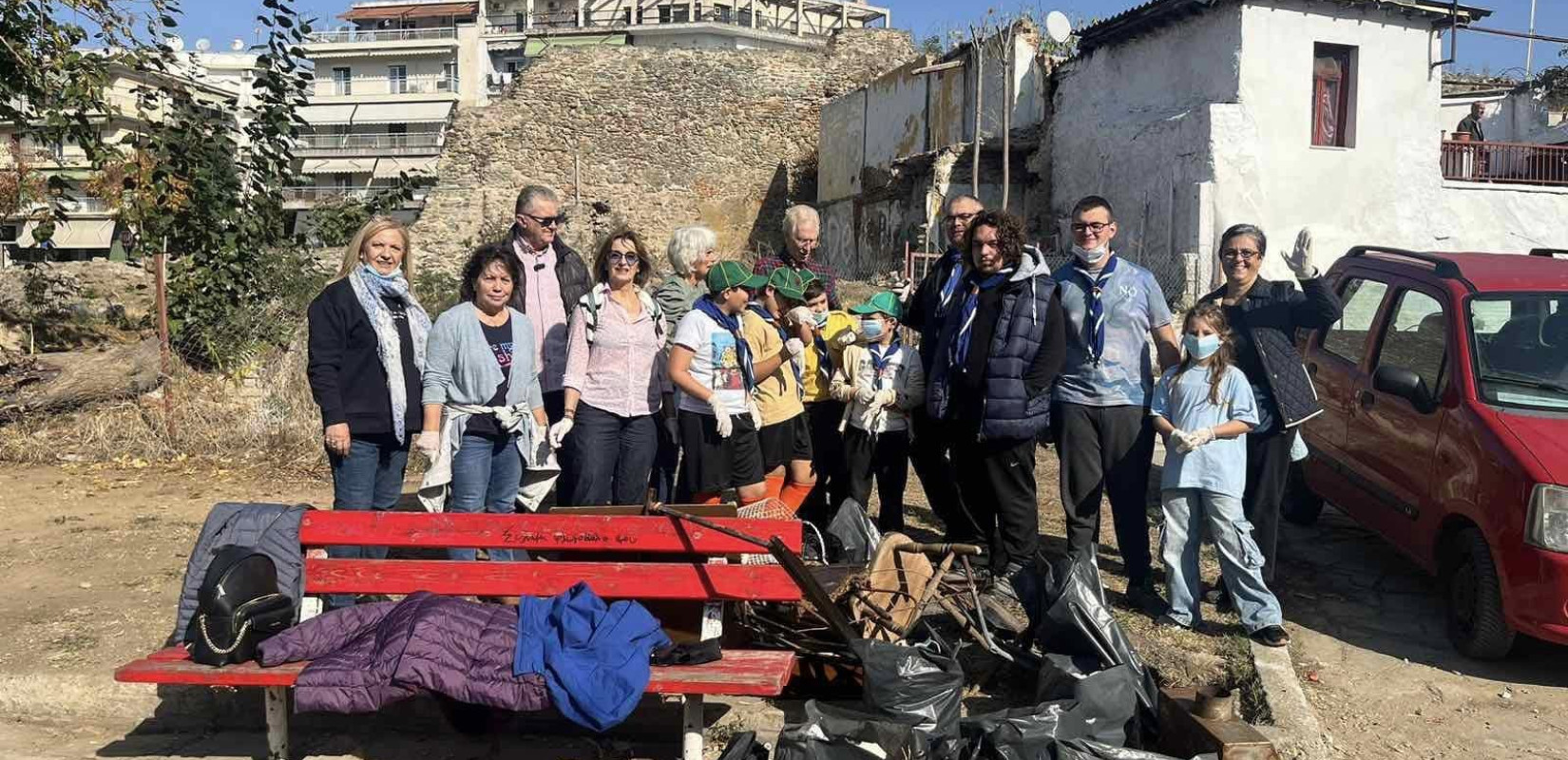 Θεσσαλονίκη: Εθελοντές καθάρισαν την πλατεία Μουσχουντή (φωτ.)