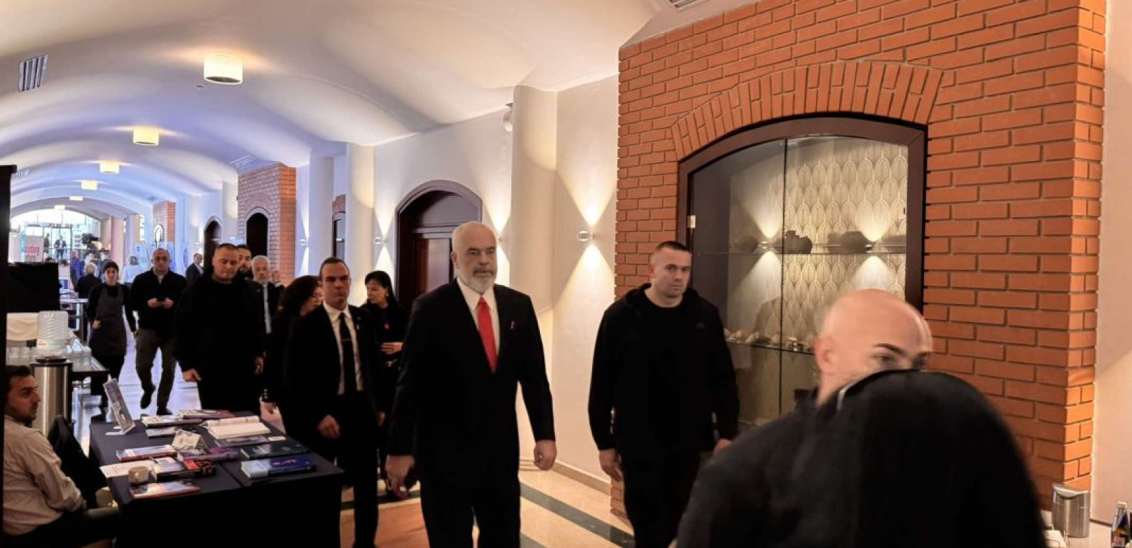 Αλβανία: Ο Έντι Ράμα επανήλθε στο «μουσουλμανικό μικροκράτος» που σχεδιάζει και αποκαλεί «ισλαμικό Βατικανό»