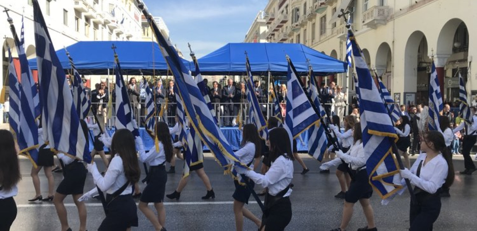 Θεσσαλονίκη: Συγκίνηση στη μαθητική παρέλαση στο κέντρο της πόλης (φωτ.) Θεσσαλονίκη: Συγκίνηση στη μαθητική παρέλαση στο κέντρο της πόλης (φωτ.)