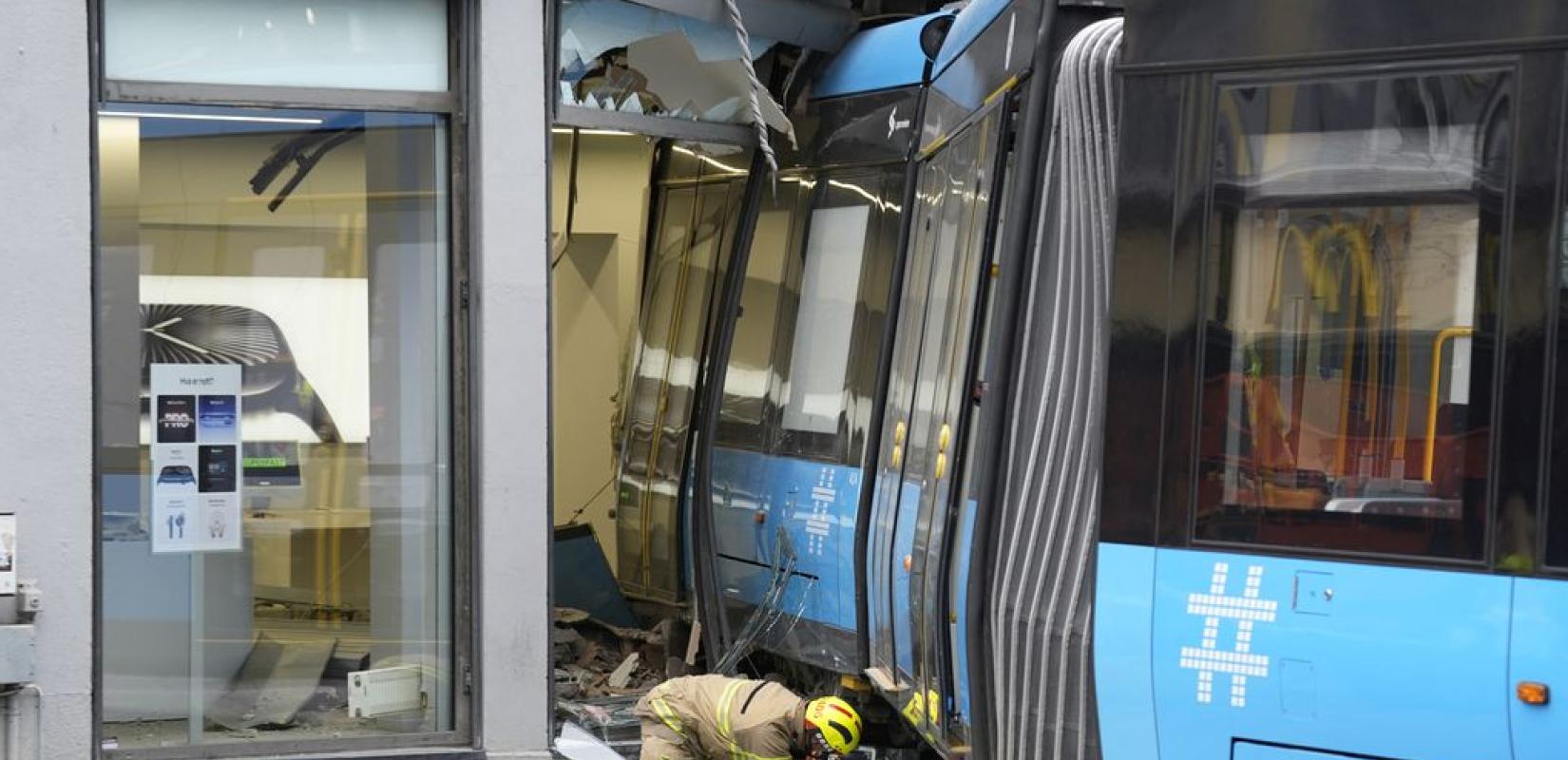 Νορβηγία: Τραμ εκτροχιάστηκε και «εισέβαλε» σε κατάστημα στο Όσλο (φώτ.)