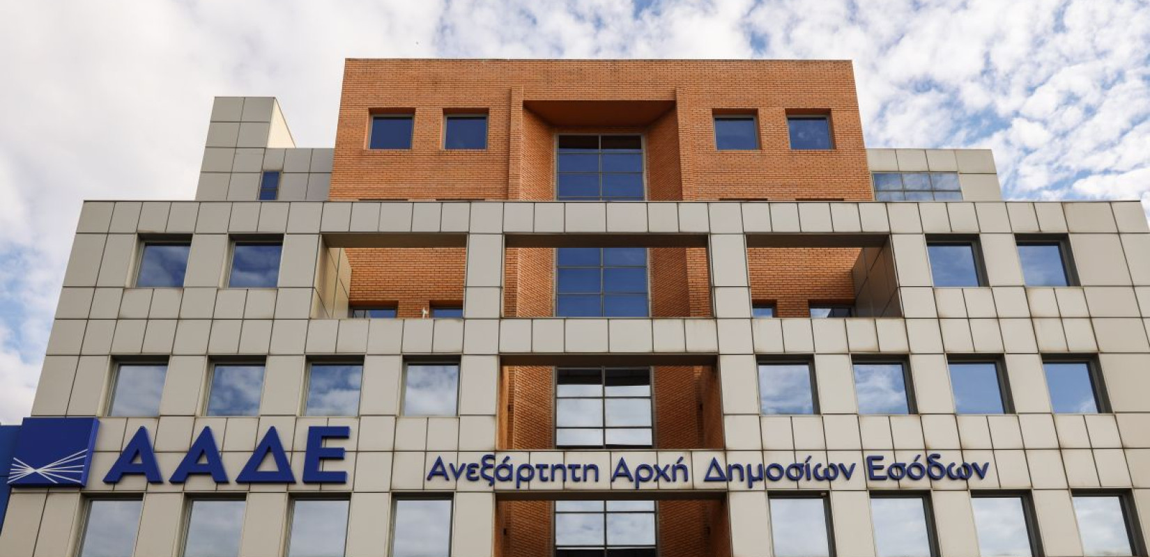 ΑΑΔΕ: Άρχισε η διαβίβαση των εσόδων λιανικής στο myDATA μέσω esend