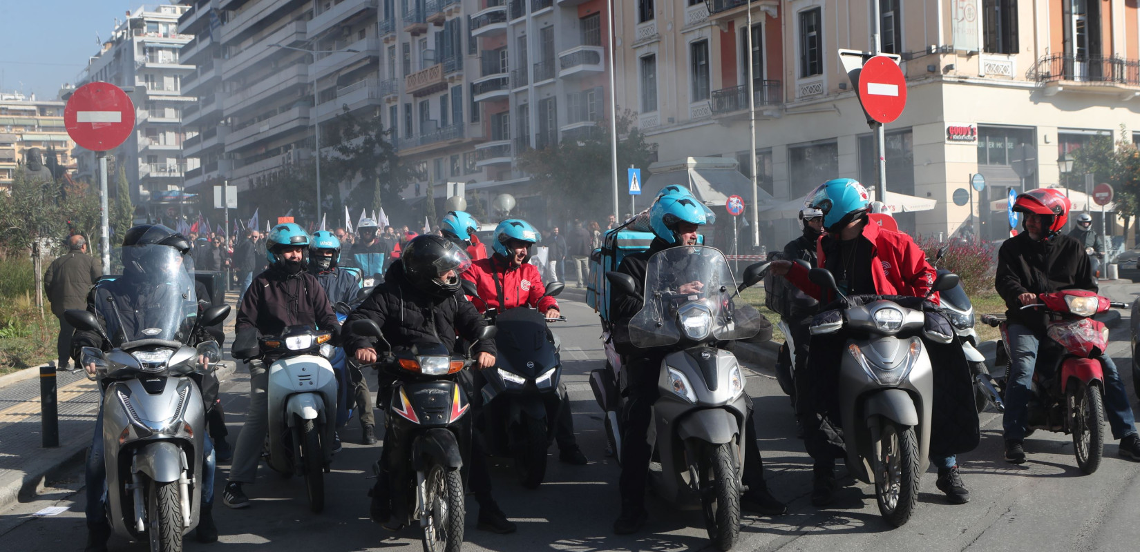 Θεσσαλονίκη: Στους δρόμους οι εργαζόμενοι - Διεκδικούν  αυξήσεις μισθών και συλλογικές συμβάσεις εργασίας (φωτ.) Θεσσαλονίκη: Στους δρόμους οι εργαζόμενοι - Διεκδικούν  αυξήσεις μισθών και συλλογικές συμβάσεις εργασίας (φωτ.)