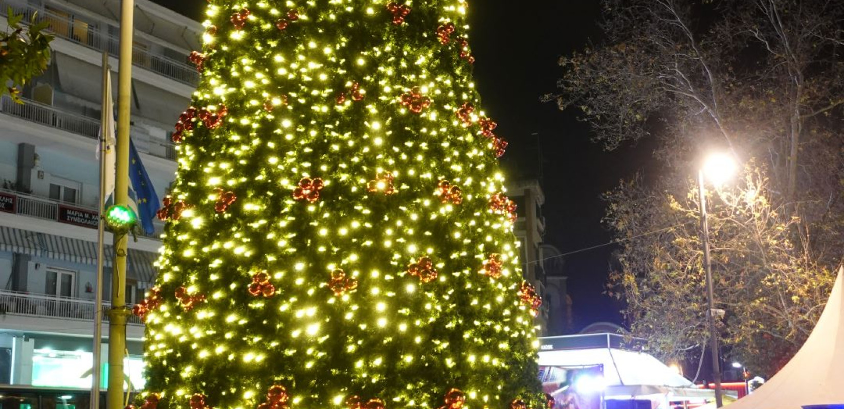 Ανάβει το Χριστουγεννιάτικο δέντρο της Κατερίνης