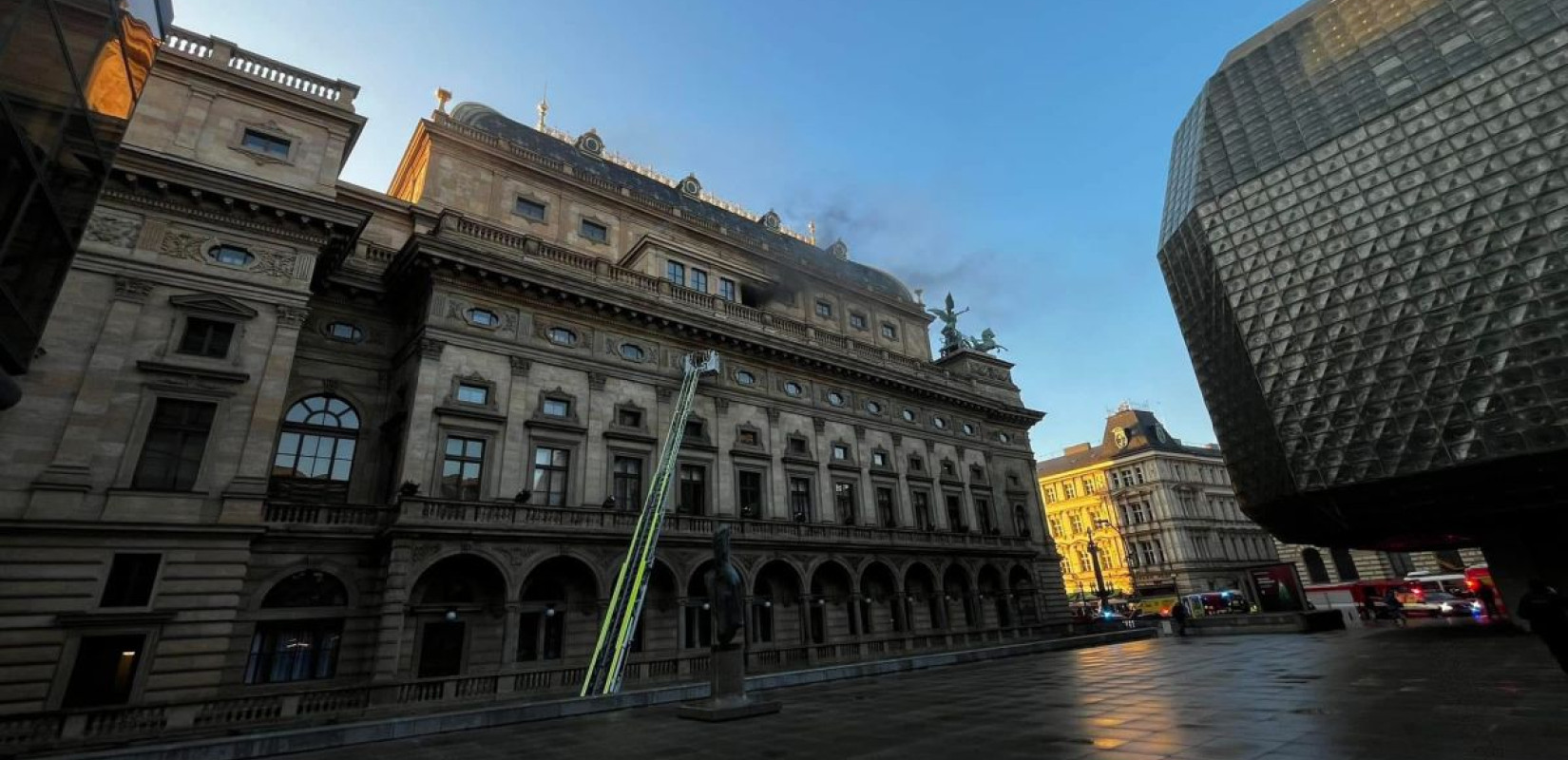 Ξέσπασε φωτιά στο ιστορικό Εθνικό Θέατρο της Πράγας - Επί τόπου η πυροσβεστική (βίντεο)