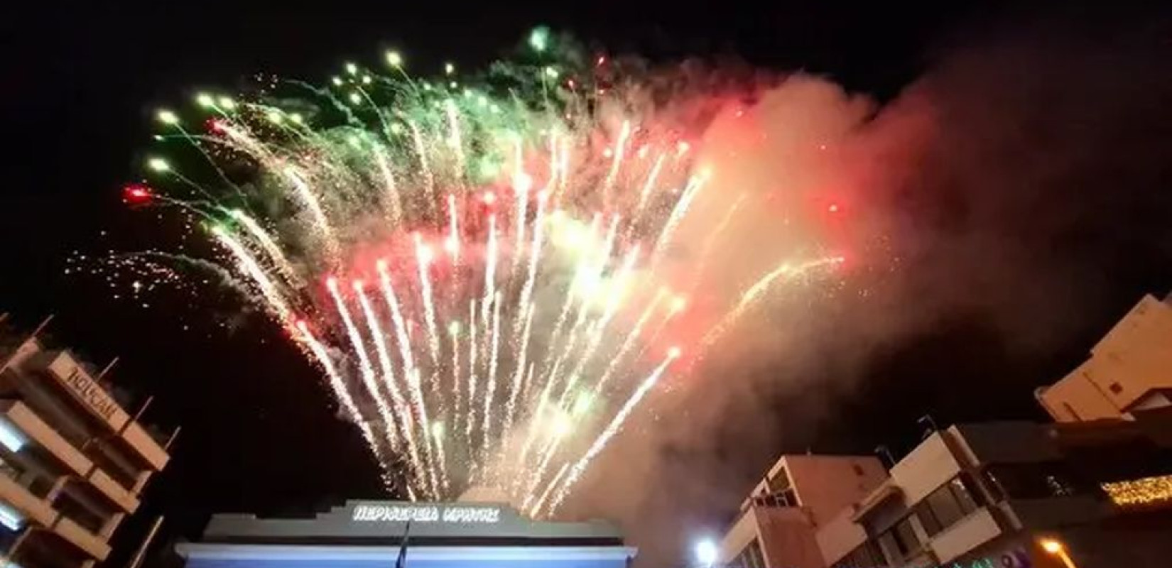 Ηράκλειο: Φωταγωγήθηκε το χριστουγεννιάτικο δέντρο στην πλατεία Ελευθερίας (βίντεο)