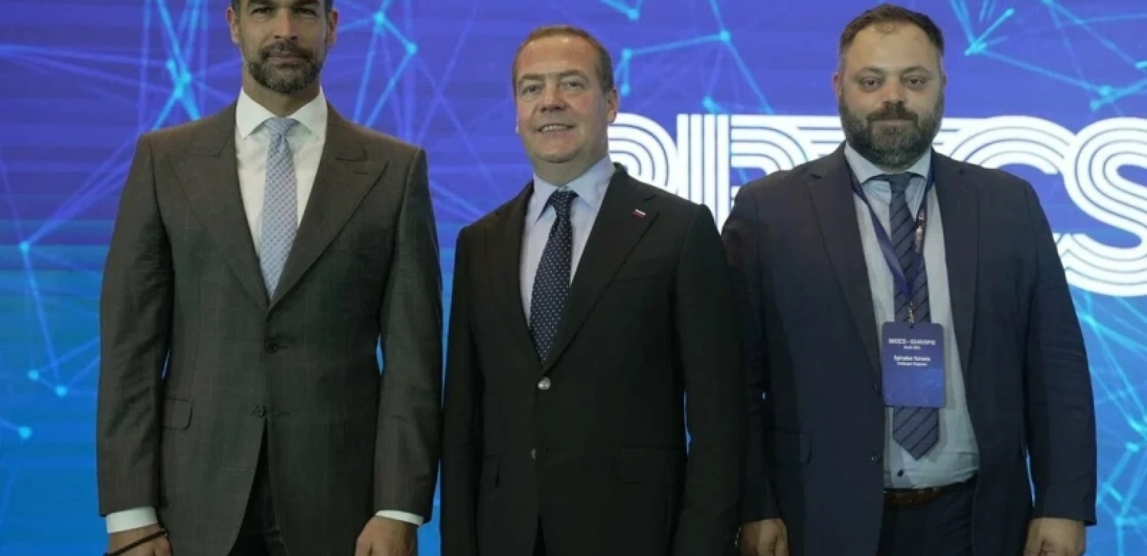 Στελέχη της Νίκης φωτογραφήθηκαν με τον Ν.Μεντβέντεφ στη σύνοδο των BRICS στο Σότσι (φωτ.)