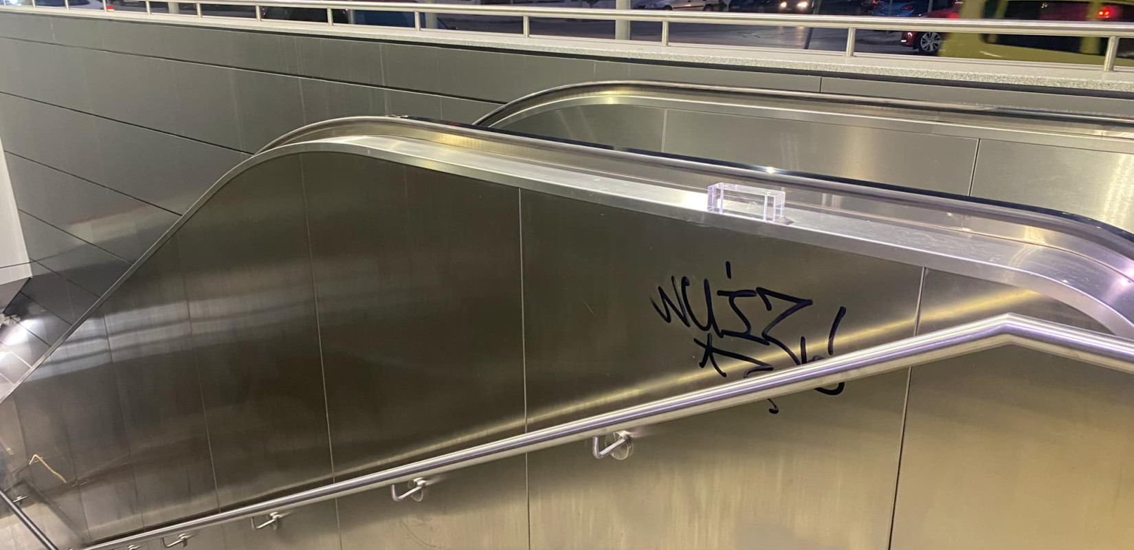 Μετρό Θεσσαλονίκης: Άγνωστοι έγραψαν με μαρκαδόρο σκάλες στο σταθμό της Βούλγαρη