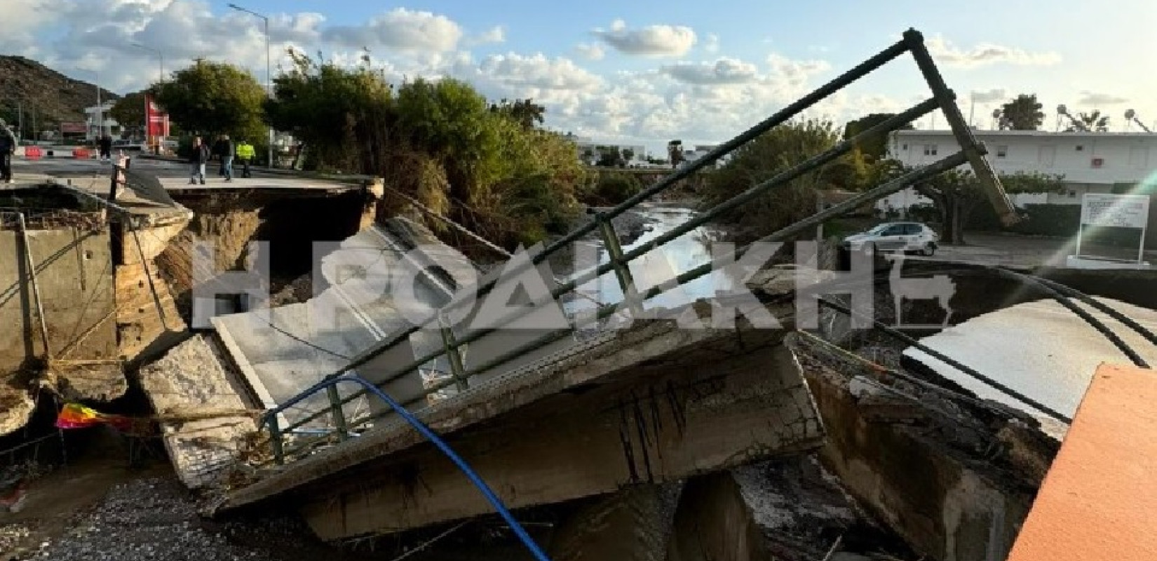 Χάος στη Ρόδο από την κακοκαιρία Bora - Αναποδογύρισαν αυτοκίνητα, έπεσαν γέφυρες (βίντεο, φωτ.)