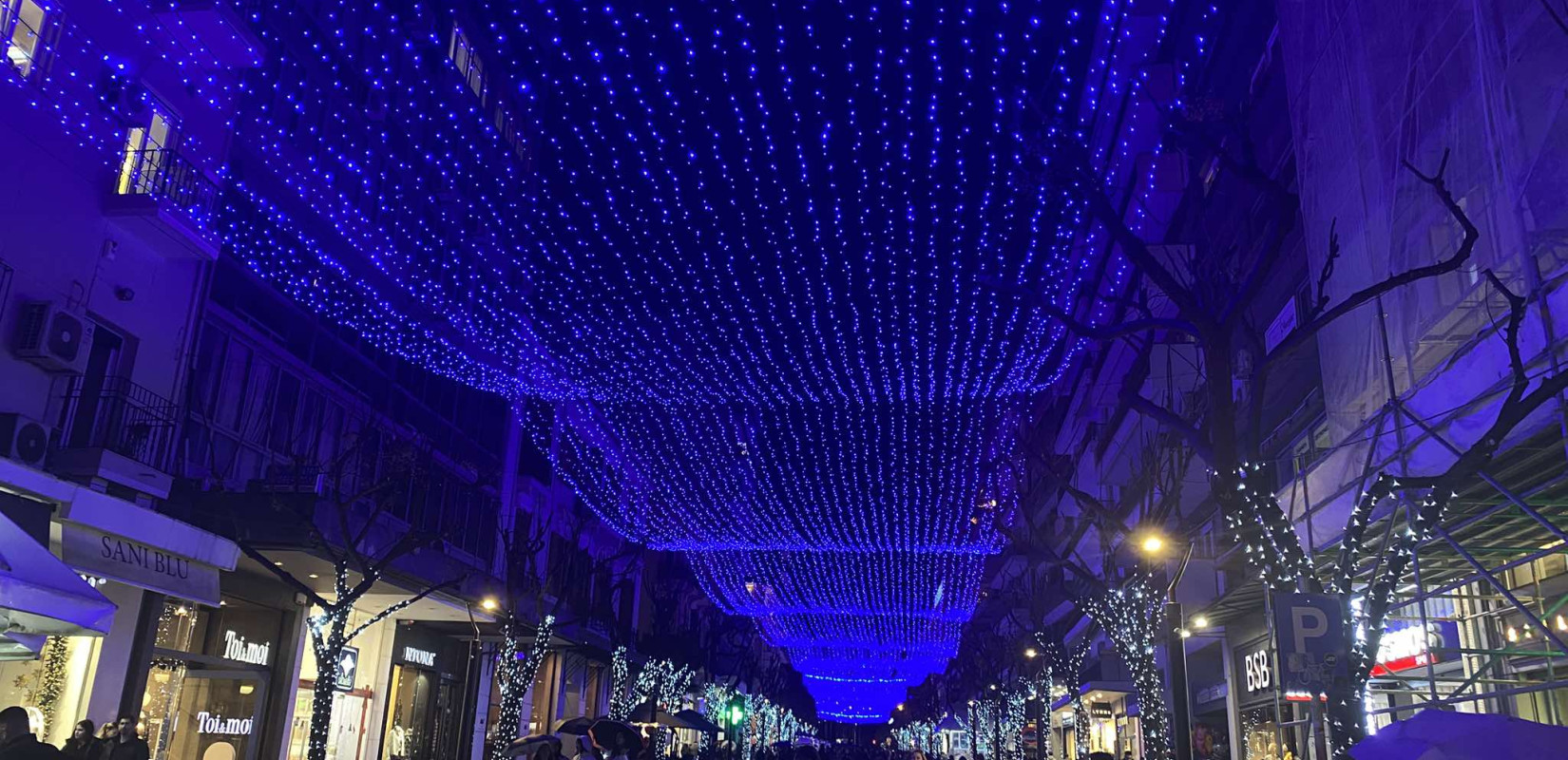 Θεσσαλονίκη: Ο άστατος καιρός «χτύπησε» την Λευκή Νύχτα – Υποτονική η κίνηση στα μαγαζιά (φωτ.)