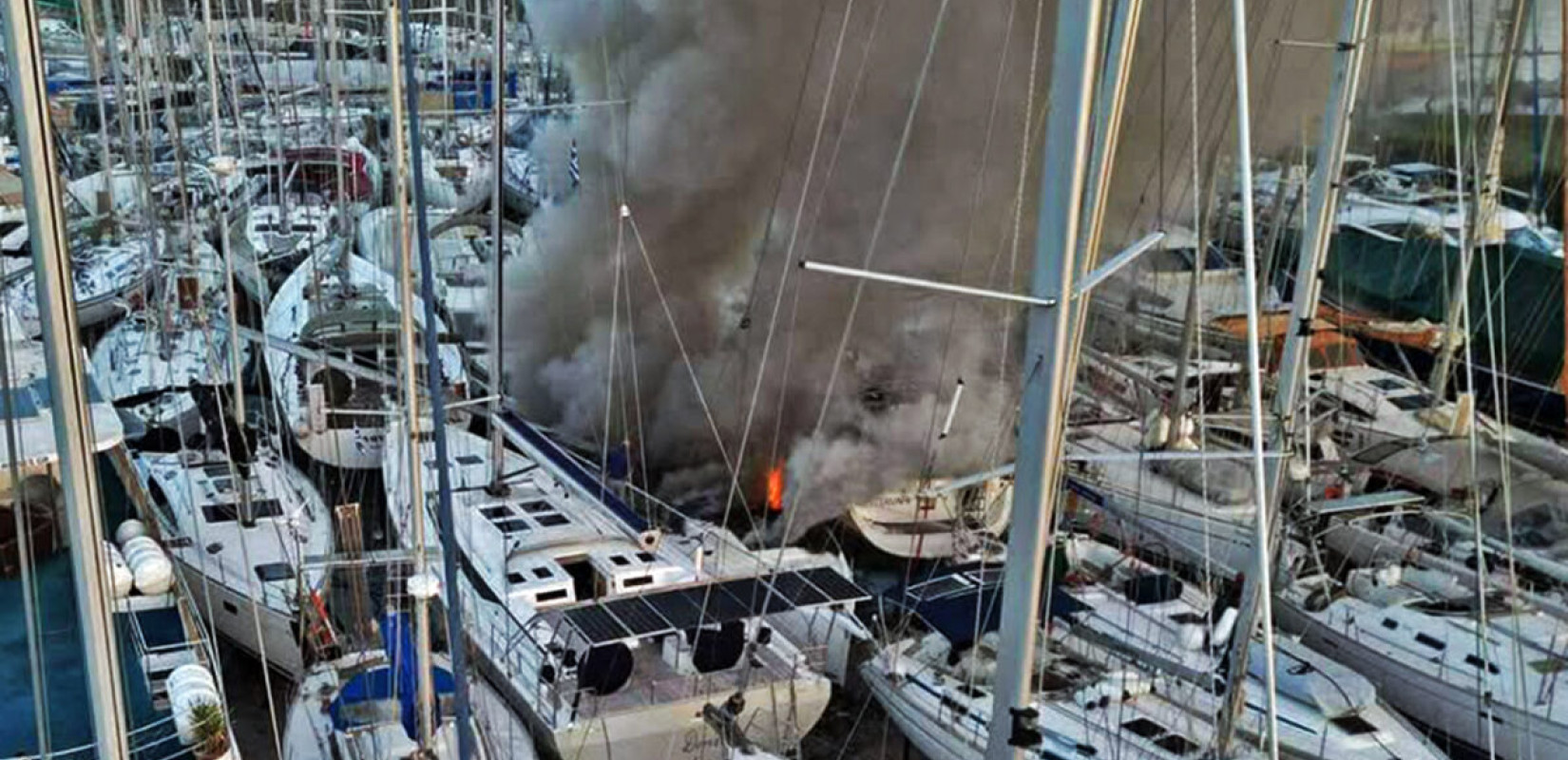 Φωτιά σε σκάφη στη Νέα Πέραμο Καβάλας Φωτιά σε σκάφη στη Νέα Πέραμο Καβάλας