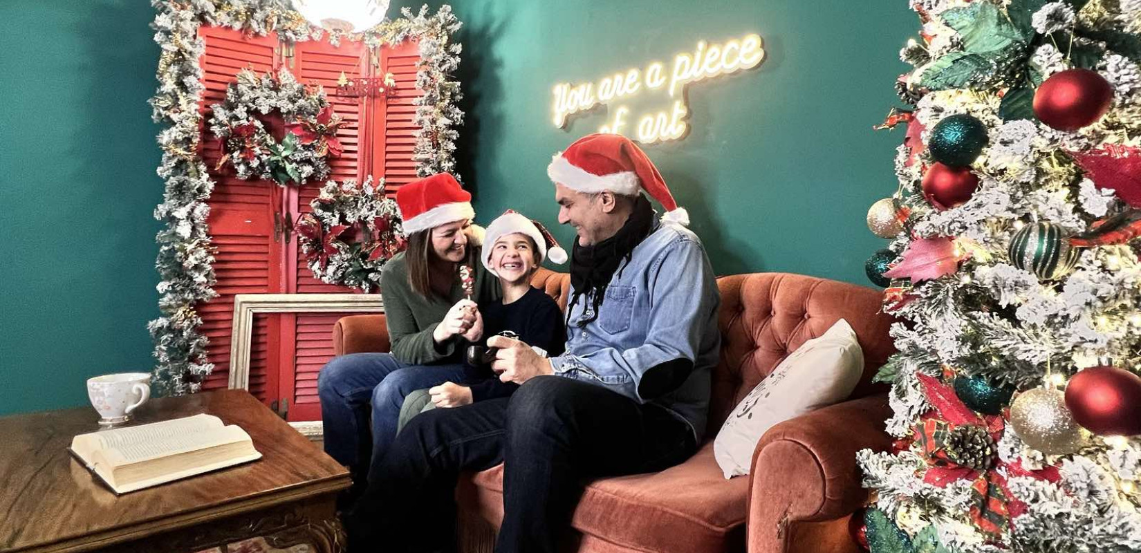 Θεσσαλονίκη: Σέλφι στο... σαλόνι του Αϊ-Βασίλη Θεσσαλονίκη: Σέλφι στο... σαλόνι του Αϊ-Βασίλη