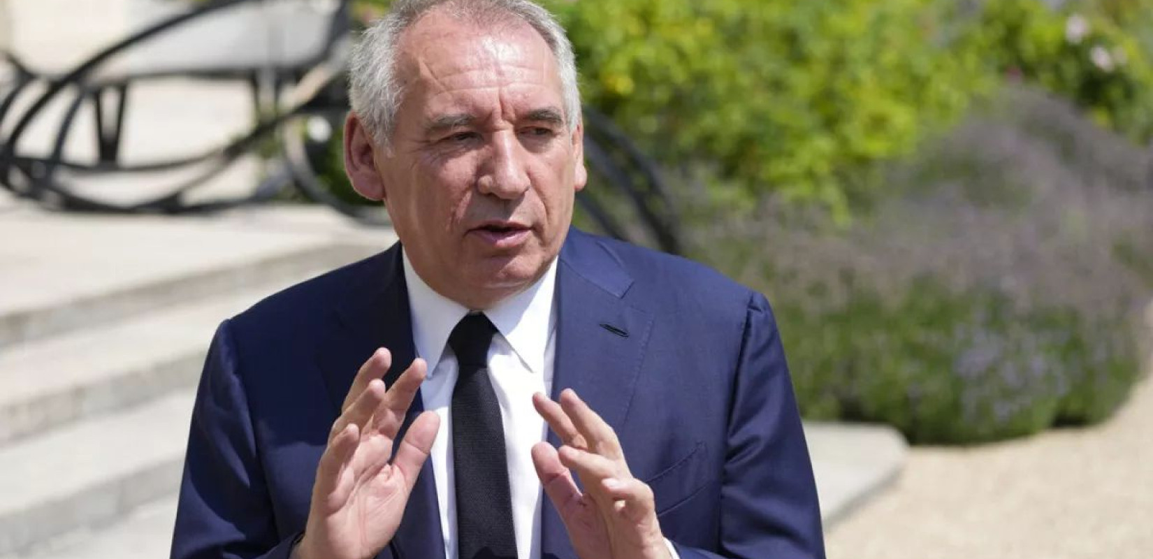 Μπαϊρού: Η στήριξη Τραμπ στη Λεπέν αποτελεί ανάμιξη στα εσωτερικά της Γαλλίας