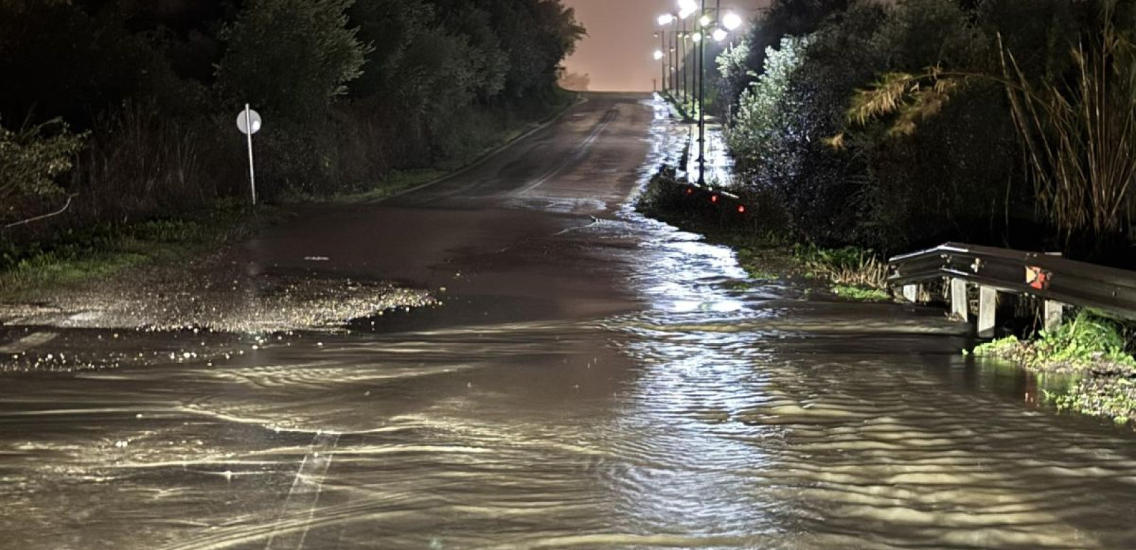 Πλημμύρες και απεγκλωβισμοί στο Αγρίνιο και στην Πρέβεζα - Εστάλη 112 - Δρόμοι έγιναν ποτάμια (βίντεο, φωτ.)