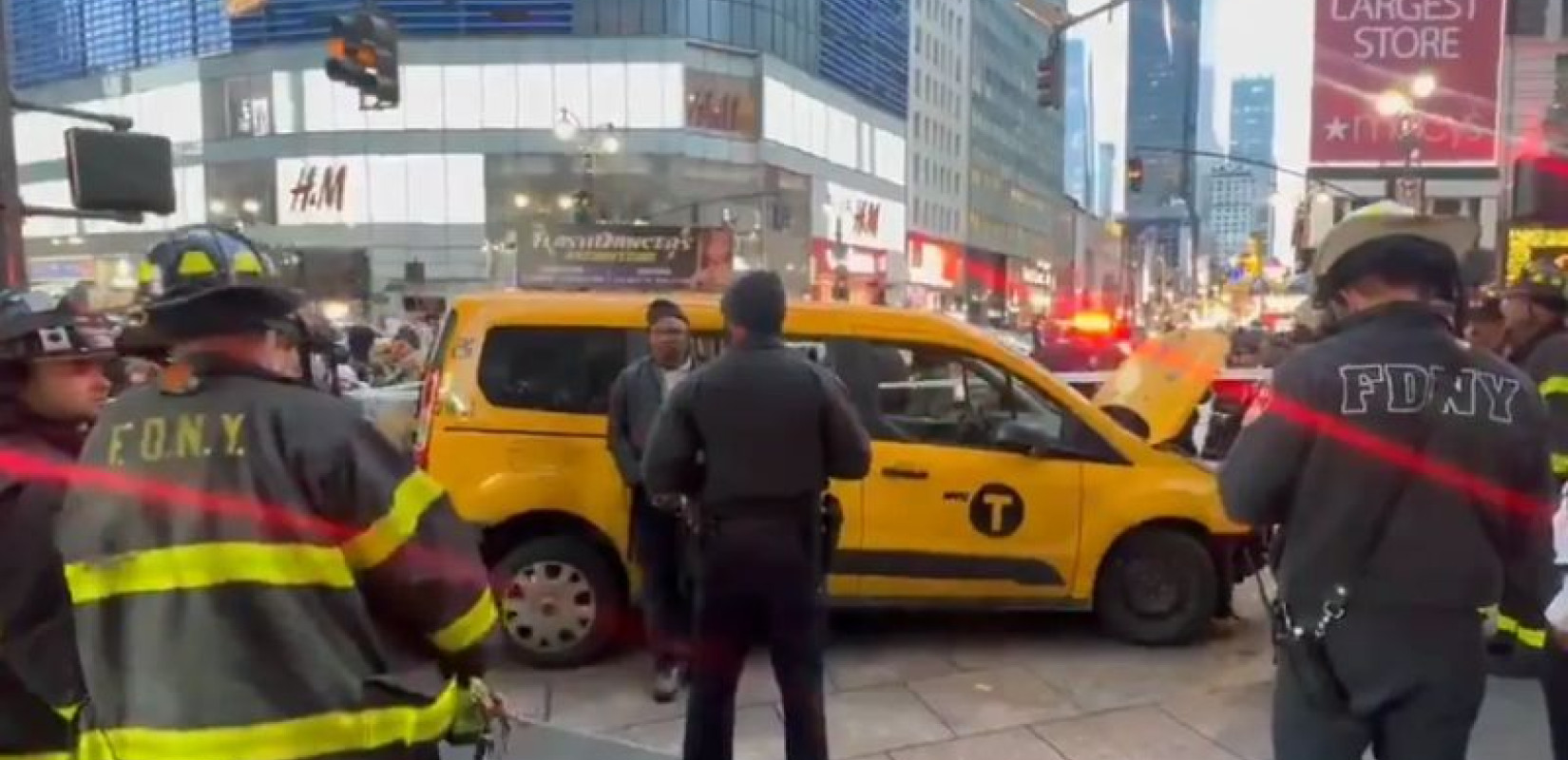 Νέα Υόρκη: Ταξί ξέφυγε της πορείας του και χτύπησε ανθρώπους έξω από πολυκατάστημα - Επτά τραυματίες (βίντεο, φωτ.)