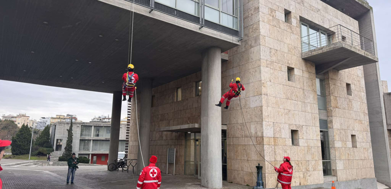 Θεσσαλονίκη: Εντυπωσιακή καταρρίχηση διασωστών από το δημαρχείο Θεσσαλονίκης (βίντεο, φωτ.)