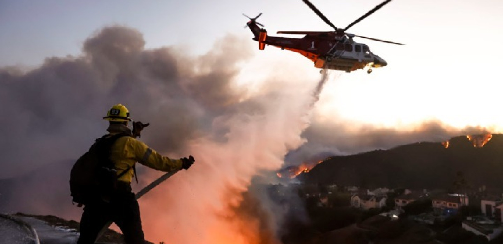 ΗΠΑ: Οι αριθμοί της πύρινης καταστροφής - 10 νεκροί, 10.000 κατεστραμμένα κτίρια, 180.000 εκκενώσεις, ζημιές 150 δισ. δολαρίων