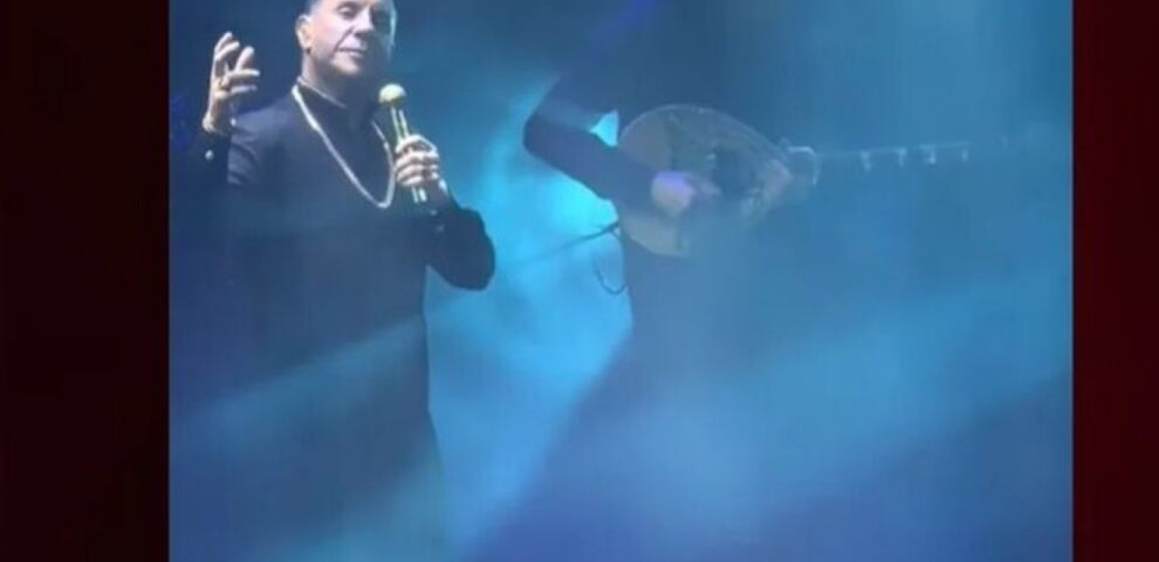 Γιώργος Μαζωνάκης: Αποθεώθηκε η εμφάνισή του με ράσο και κολιέ (βίντεο, φωτ.)