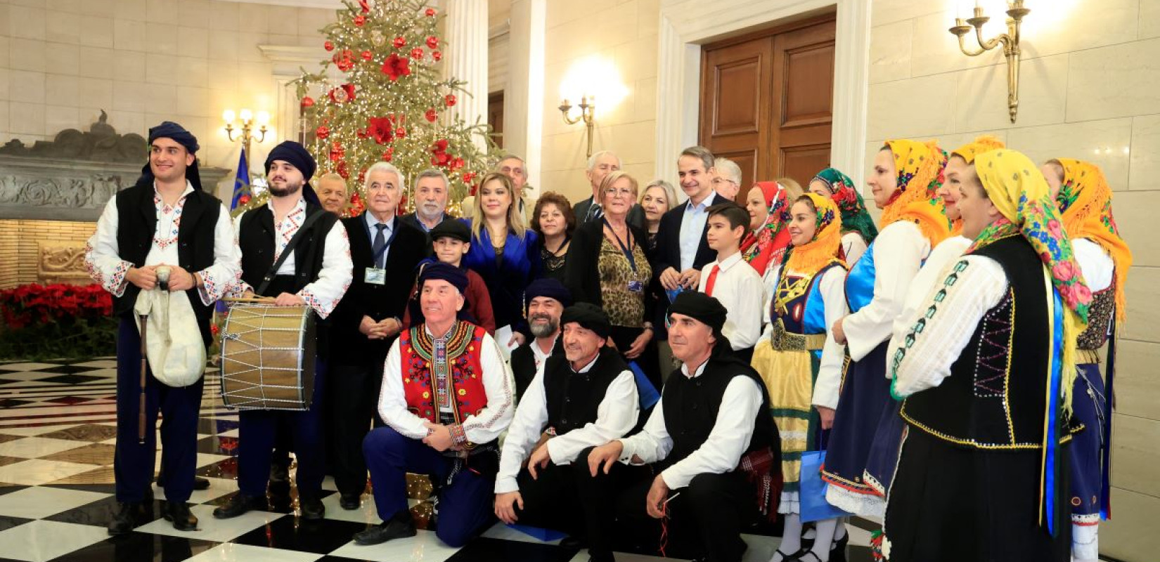 Τα πρωτοχρονιάτικα κάλαντα άκουσαν Μητσοτάκης και Ανδρουλάκης (φωτ.)