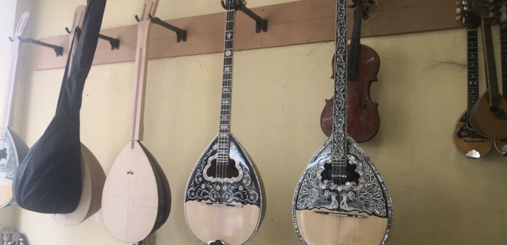 Μπουζούκι: Η κατασκευή ενός ποιοτικού μουσικού οργάνου απαιτεί γνώση και τα κατάλληλα υλικά (φωτ.)