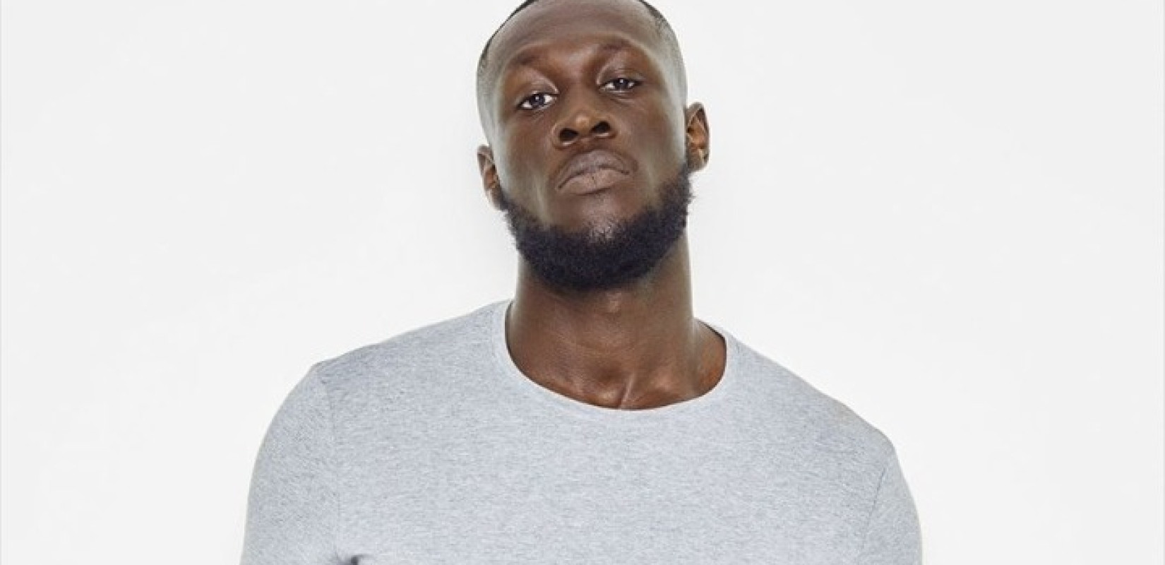 Βρετανία: Αφαίρεση διπλώματος για τον ράπερ Stormzy που μιλούσε στο τηλέφωνο ενώ οδηγούσε