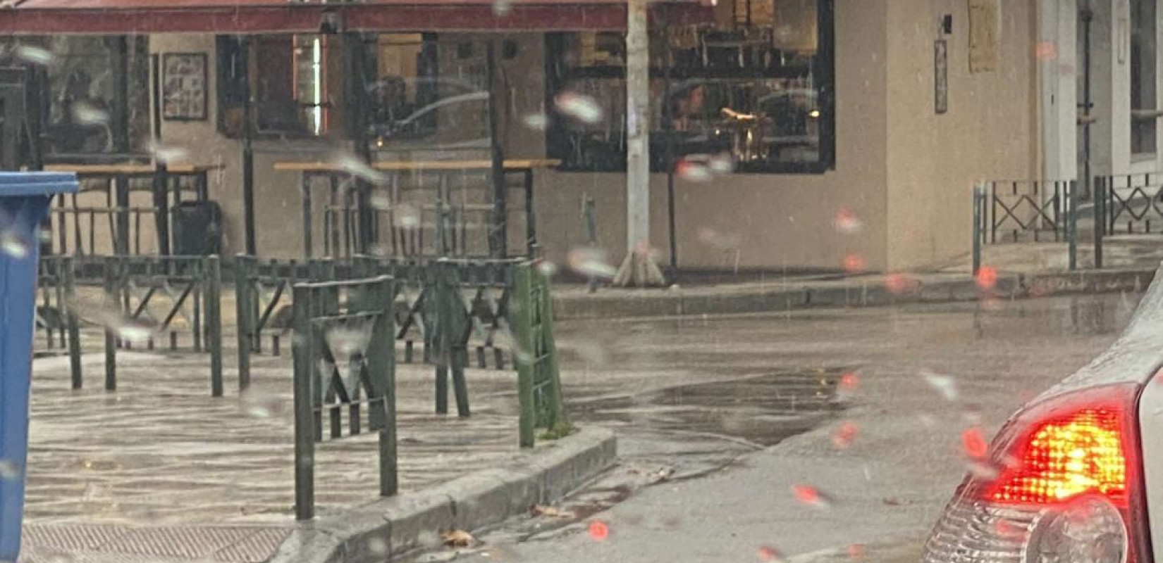 Έφτασε και στη Θεσσαλονίκη το χιόνι: Πέφτουν νιφάδες σε Πανόραμα και... Εύοσμο (βίντεο)