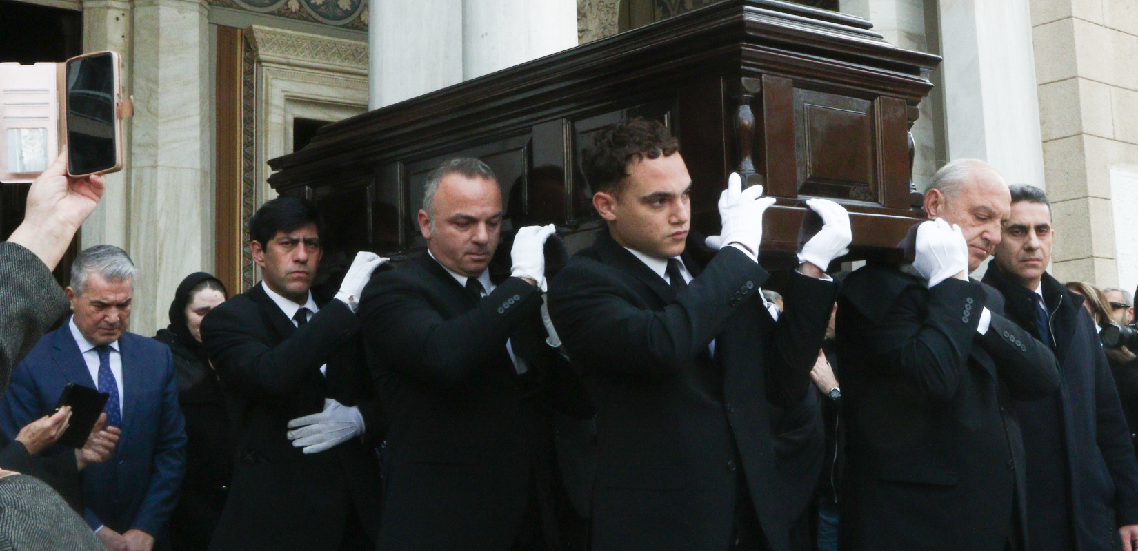 Αλβανία: Πιστοί αποχαιρετούν τον μακαριστό Αρχιεπίσκοπο Αναστάσιο - Τι ώρα θα φτάσει στα Τίρανα