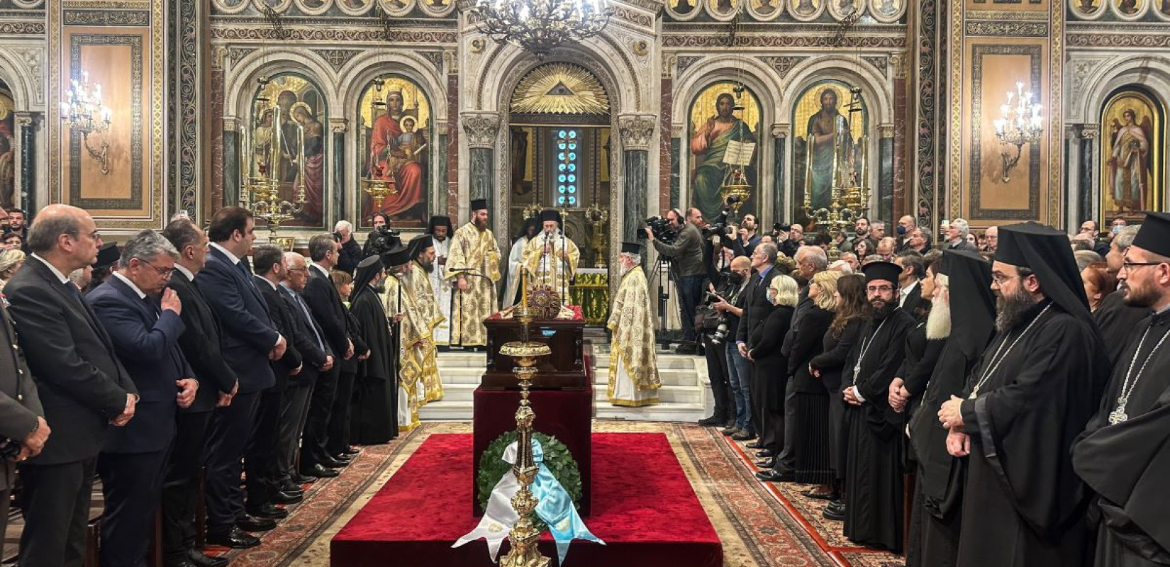 Κόσμος και πολιτική ηγεσία αποχαιρετούν τον αρχιεπίσκοπο Αλβανίας Αναστάσιο (φωτ.)