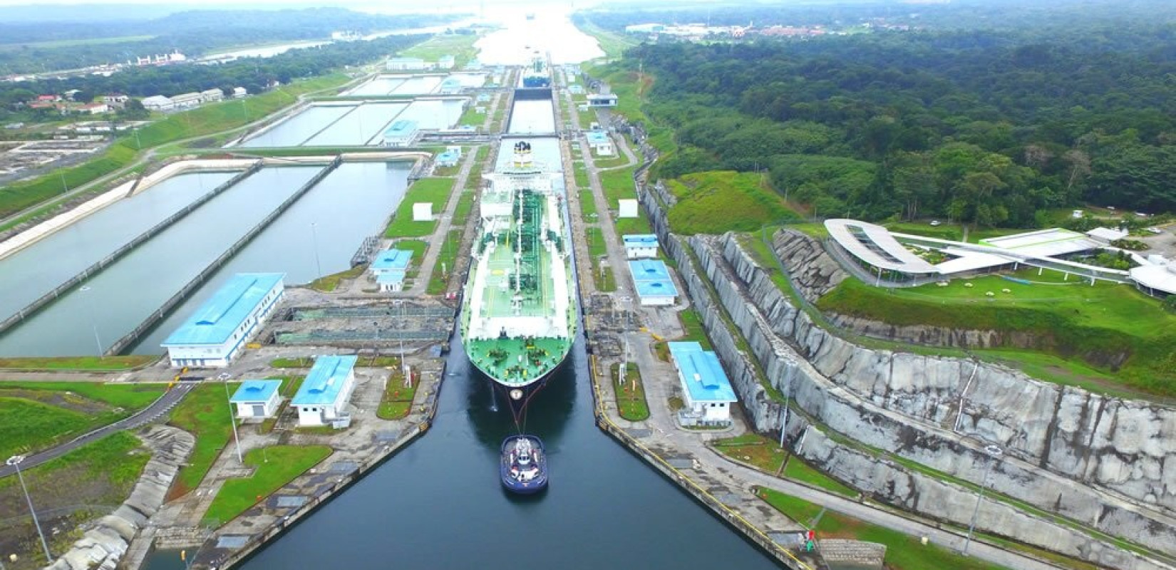 Ο Τραμπ απαιτεί δωρεάν διέλευση για τα αμερικανικά πλοία από τις διώρυγες του Παναμά και του Σουέζ